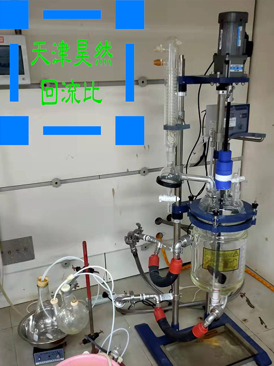 09實(shí)驗(yàn)室反應(yīng)精餾裝置現(xiàn)場(chǎng)